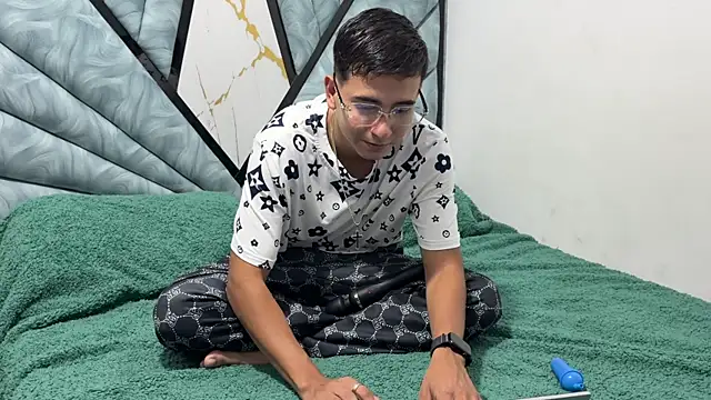 Snapshot of DereckxSophia chatting on 12/15/25, 03:22 DereckxSophia online show from 12/15/25, 03:22