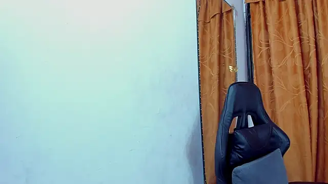 Snapshot of NaommiCampbell chatting on 12/04/25, 02:15 NaommiCampbell online show from 12/04/25, 02:15