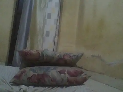 Snapshot of UsTwo_ chatting on 11/21/25, 03:44 UsTwo online show from 11/21/25, 03:44