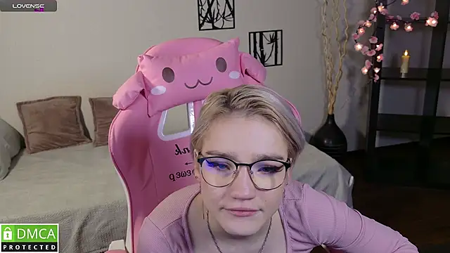 Snapshot of Megan_Lora chatting on 11/21/25, 08:35 Megan Lora online show from 11/21/25, 08:35