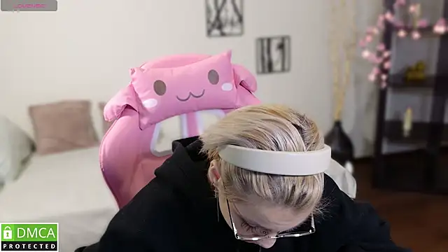 Snapshot of Megan_Lora chatting on 11/27/25, 01:29 Megan Lora online show from 11/27/25, 01:29