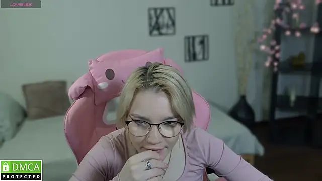 Snapshot of Megan_Lora chatting on 12/02/25, 01:22 Megan Lora online show from 12/02/25, 01:22