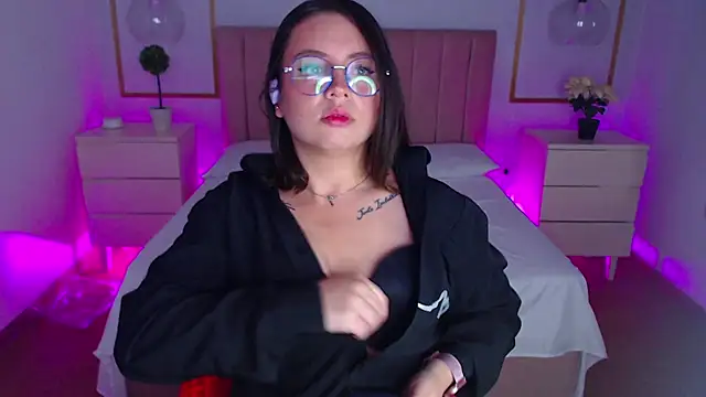 Snapshot of Alice_Sinclair_ chatting on 11/20/25, 03:01 Alice Sinclair online show from 11/20/25, 03:01