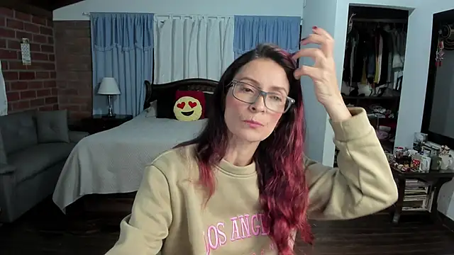 Snapshot of Charlotte-Willson chatting on 11/26/25, 01:06 Charlotte-Willson online show from 11/26/25, 01:06