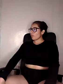 kira-stormm online show from 06/11/26, 12:32