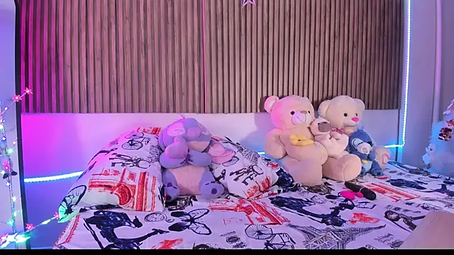 Snapshot of Hayley-Fox chatting on 12/14/25, 01:44 Hayley-Fox online show from 12/14/25, 01:44