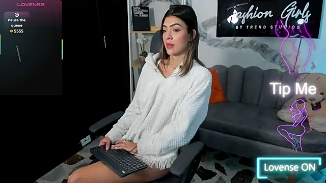 Snapshot of RenataMason chatting on 12/19/25, 12:45 RenataMason online show from 12/19/25, 12:45