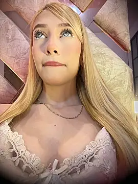 valeryfox   online show from 04/26/26, 12:30