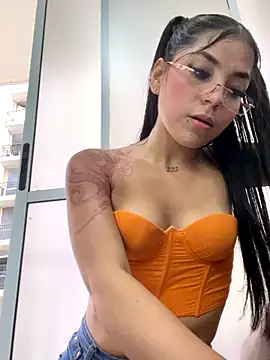 Snapshot of Maddy_evill chatting on 11/21/25, 08:18 Maddy evill online show from 11/21/25, 08:18