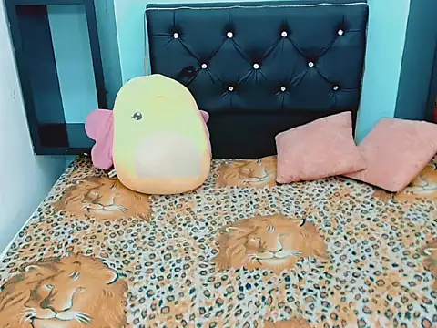 Snapshot of xwetdreamsx chatting on 12/15/25, 07:51 xwetdreamsx online show from 12/15/25, 07:51