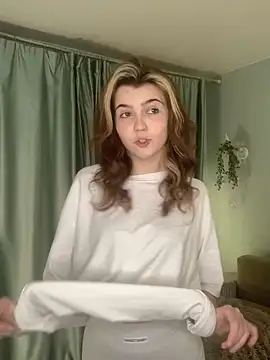 Snapshot of FannyRay chatting on 12/16/25, 11:10 FannyRay online show from 12/16/25, 11:10