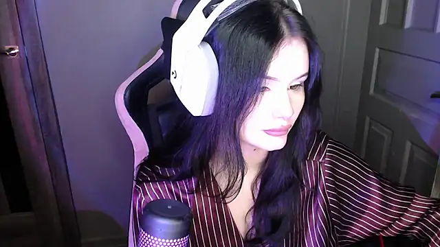 Snapshot of Moon_raven chatting on 12/16/25, 03:50 Moon raven online show from 12/16/25, 03:50