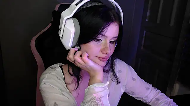 Snapshot of Moon_raven chatting on 12/22/25, 10:18 Moon raven online show from 12/22/25, 10:18