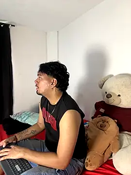 Snapshot of Henry_villa23 chatting on 12/04/25, 03:43 Henry villa23 online show from 12/04/25, 03:43