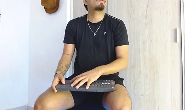 Snapshot of Henry_villa23 chatting on 03/02/26, 04:25 Henry villa23 online show from 03/02/26, 04:25