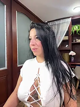 VictoriaHenao online show from 05/05/26, 09:23