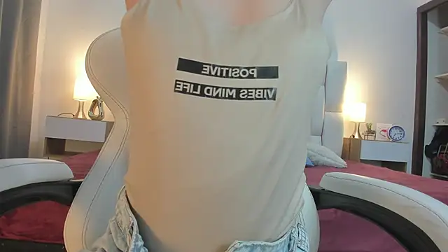mask red girl online show from 05/11/26, 12:22