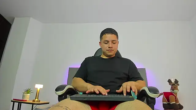 Snapshot of bry_hill chatting on 11/25/25, 01:33 bry hill online show from 11/25/25, 01:33