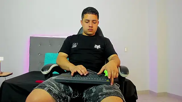 Snapshot of bry_hill chatting on 12/03/25, 01:20 bry hill online show from 12/03/25, 01:20