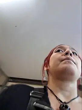 Snapshot of Eveeelyn25 chatting on 11/25/25, 12:21 Eveeelyn25 online show from 11/25/25, 12:21