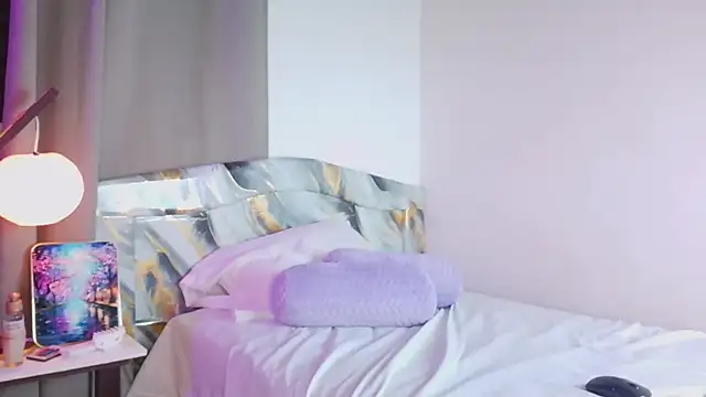 Snapshot of EmmaDembers chatting on 12/02/25, 09:21 EmmaDembers online show from 12/02/25, 09:21