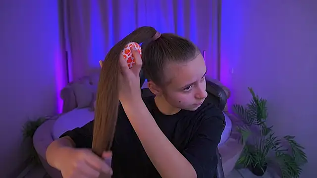 TinyNatalie online show from 11/24/25, 07:08