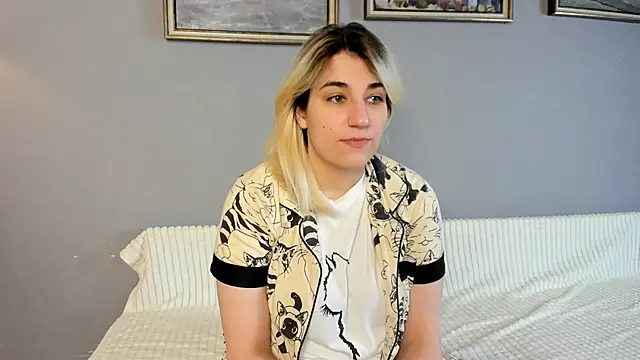 Snapshot of TideLunar chatting on 12/15/25, 05:55 TideLunar online show from 12/15/25, 05:55