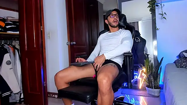 Snapshot of JotaCeliz chatting on 12/13/25, 08:14 JotaCeliz online show from 12/13/25, 08:14