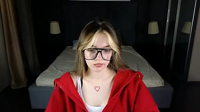 MILLIE MUR online show from 12/15/25, 05:55