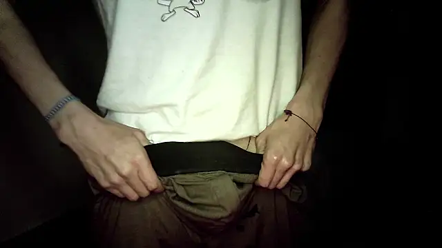 Snapshot of ghooozt69_ chatting on 12/19/25, 03:24 ghooozt69 online show from 12/19/25, 03:24