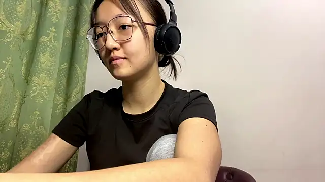 LinaClous online show from 12/14/25, 01:27