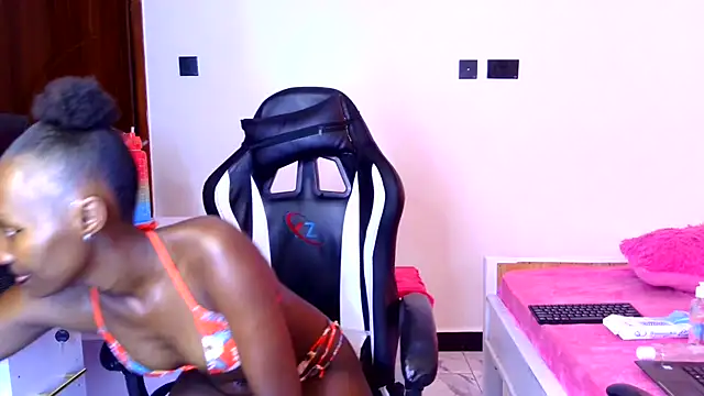 Snapshot of emma-112 chatting on 02/02/26, 05:39 emma-112 online show from 02/02/26, 05:39