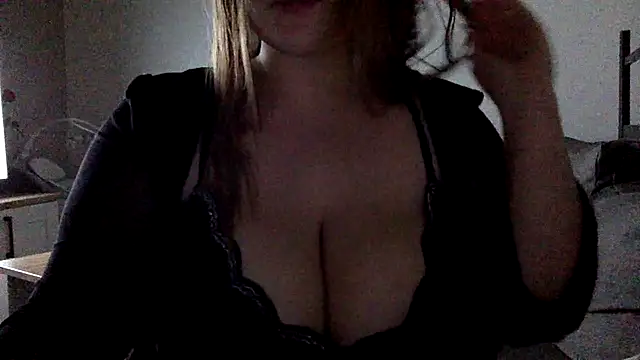 Snapshot of Blue-Coxy chatting on 12/15/25, 10:03 Blue-Coxy online show from 12/15/25, 10:03