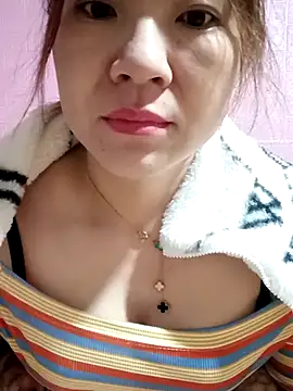 Snapshot of Lily-ross22 chatting on 11/28/25, 11:51 Lily-ross22 online show from 11/28/25, 11:51