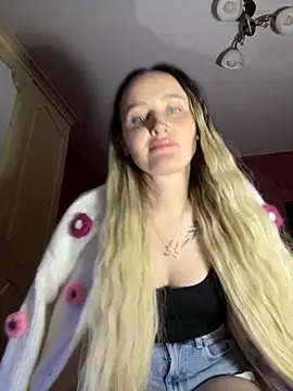 Snapshot of TomilaSi chatting on 12/03/25, 08:18 TomilaSi online show from 12/03/25, 08:18