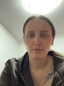 Snapshot of TomilaSi chatting on 12/13/25, 08:25 TomilaSi online show from 12/13/25, 08:25