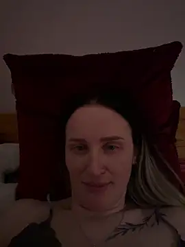 Snapshot of TomilaSi chatting on 12/18/25, 11:33 TomilaSi online show from 12/18/25, 11:33