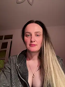 Snapshot of TomilaSi chatting on 12/20/25, 08:49 TomilaSi online show from 12/20/25, 08:49