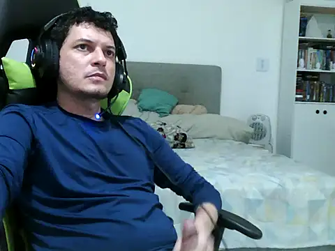 Snapshot of Fussador chatting on 11/27/25, 02:35 Fussador online show from 11/27/25, 02:35