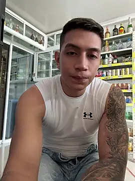 Snapshot of OliverWest04 chatting on 05/19/26, 04:02 OliverWest04 online show from 05/19/26, 04:02