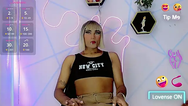 Snapshot of Natasha__Hot_ chatting on 12/14/25, 01:11 Natasha Hot online show from 12/14/25, 01:11