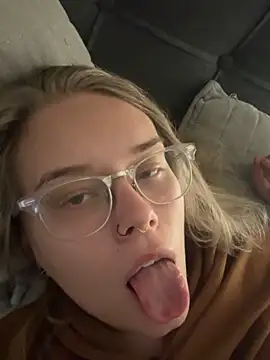 Snapshot of babyblue977 chatting on 12/23/25, 03:15 babyblue977 online show from 12/23/25, 03:15