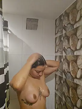 Snapshot of melany-_- chatting on 11/25/25, 04:40 melany- - online show from 11/25/25, 04:40