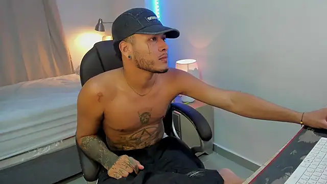 Snapshot of master_evil07 chatting on 11/30/25, 03:43 master evil07 online show from 11/30/25, 03:43