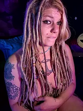 Snapshot of Horny_hippie chatting on 12/23/25, 08:01 Horny hippie online show from 12/23/25, 08:01