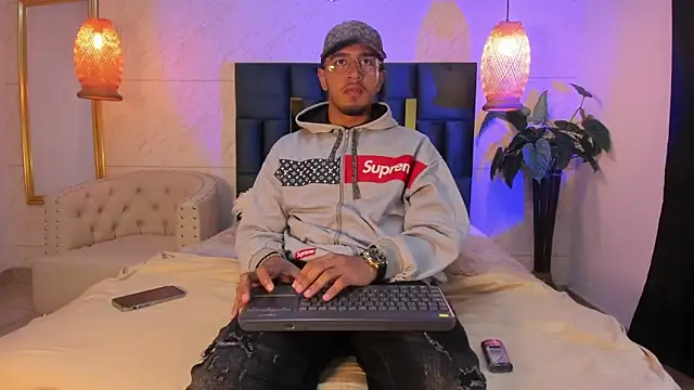 Snapshot of Brand_Collins chatting on 11/26/25, 01:01 Brand Collins online show from 11/26/25, 01:01