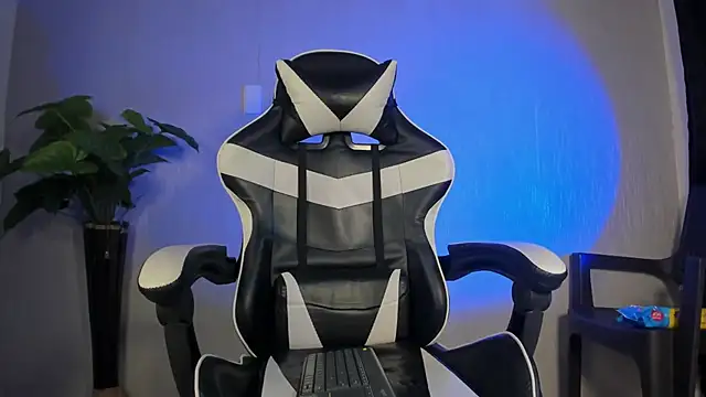 Snapshot of Brand_Collins chatting on 12/17/25, 08:26 Brand Collins online show from 12/17/25, 08:26