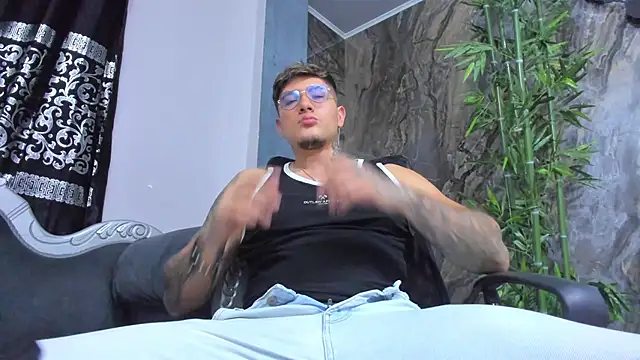 Snapshot of ArturFrostt chatting on 12/05/25, 11:19 ArturFrostt online show from 12/05/25, 11:19