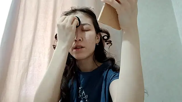 Snapshot of MollyTiger chatting on 12/18/25, 05:24 MollyTiger online show from 12/18/25, 05:24