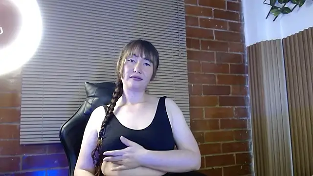 Snapshot of tiffanyrose03 chatting on 11/28/25, 01:47 tiffanyrose03 online show from 11/28/25, 01:47